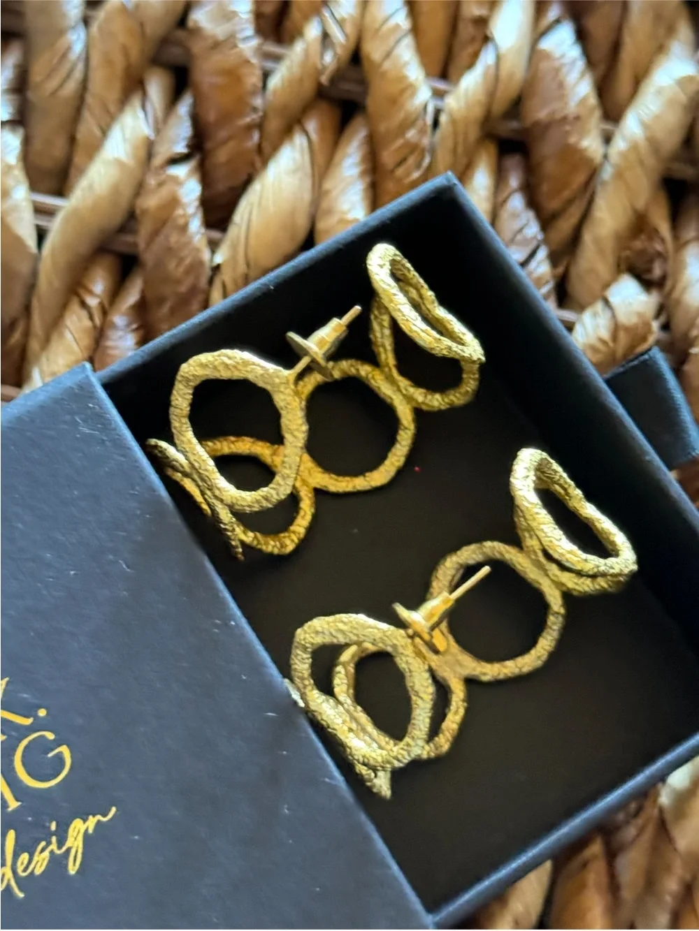 *NEW Rare Mary K. Kendig Gold Textured Open Circle Hoop Earrings